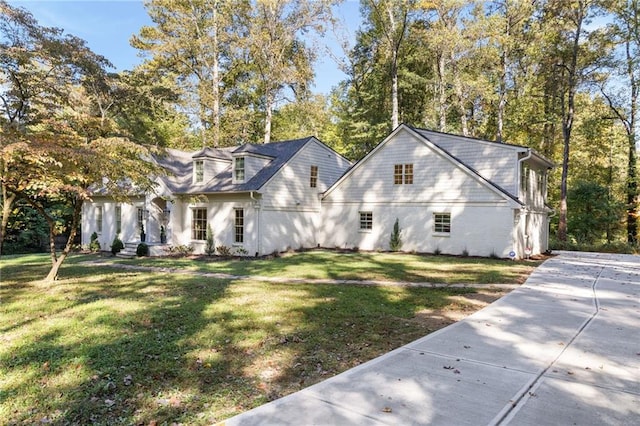 view of front facade featuring a front lawn