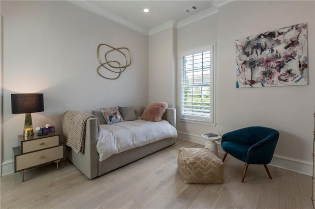 bedroom with crown molding, light wood-style floors, recessed lighting, baseboards, and visible vents