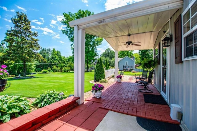 view of terrace with ceiling fan