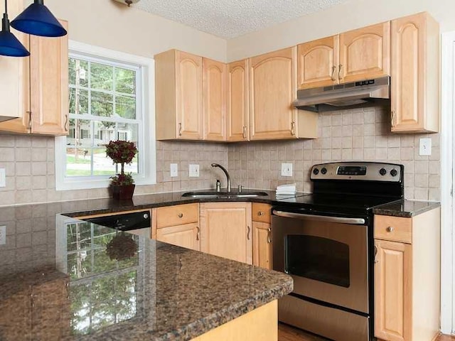 kitchen with tasteful backsplash, sink, hanging light fixtures, stainless steel electric stove, and a textured ceiling