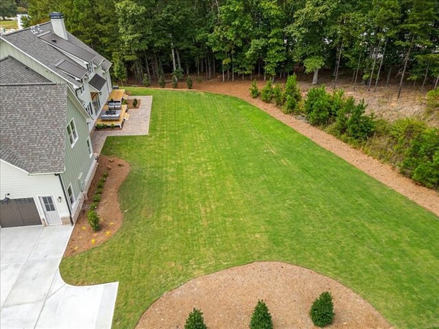 view of yard featuring an outdoor living space and a patio