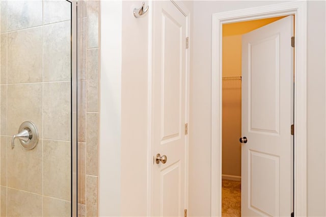 bathroom featuring tiled shower