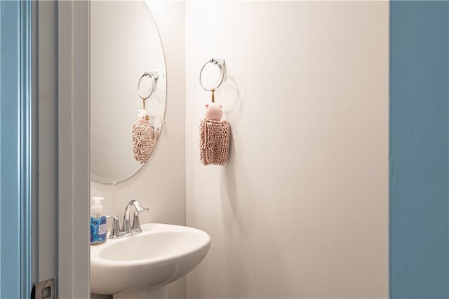 bathroom featuring sink