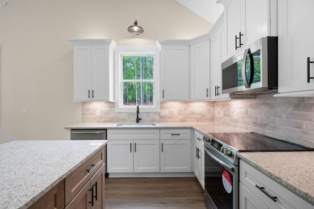 160 Doris Path, Dallas, GA 30157 - kitchen with stainless steel appliances, a sink, white cabinets, tasteful backsplash, and dark wood-style floors