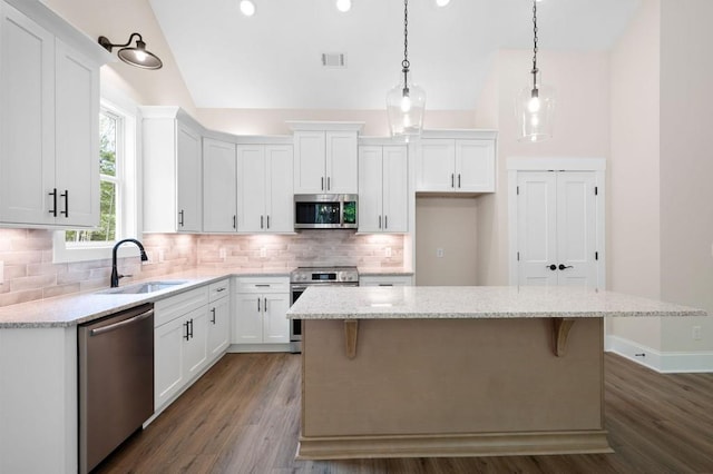 160 Doris Path, Dallas, GA 30157 - kitchen featuring stainless steel appliances, a sink, tasteful backsplash, white cabinetry, and lofted ceiling
