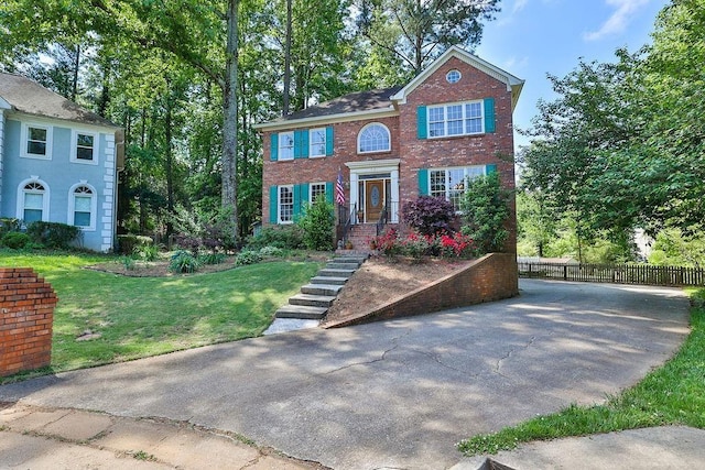 colonial house featuring a front yard