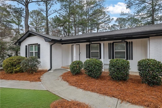 ranch-style home with a porch