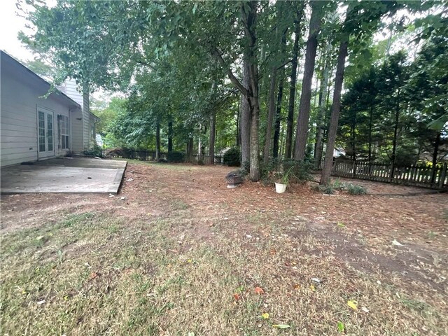 view of yard featuring a patio