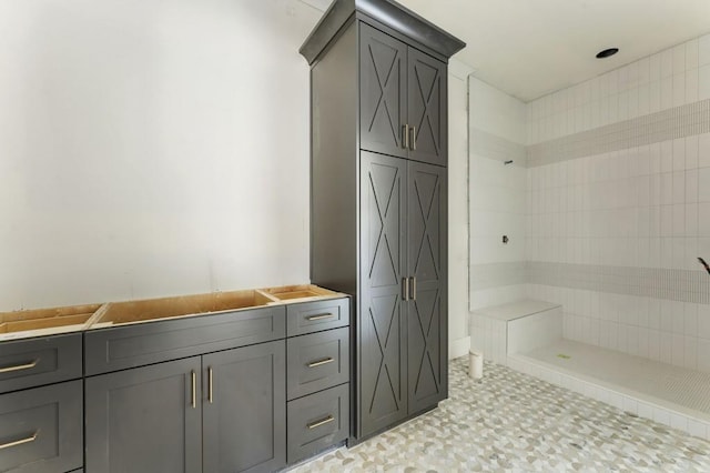 bathroom featuring a tile shower