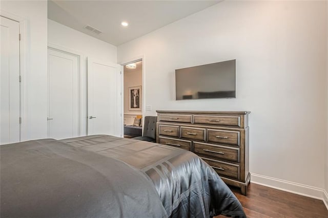 bedroom featuring recessed lighting, dark wood-style floors, and a closet