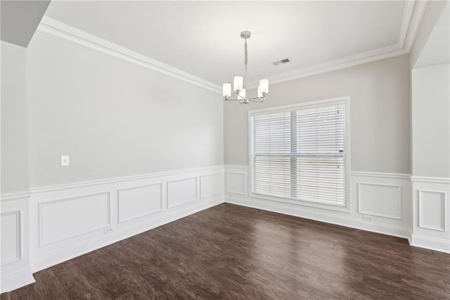 unfurnished room featuring wainscoting, visible vents, an inviting chandelier, and ornamental molding