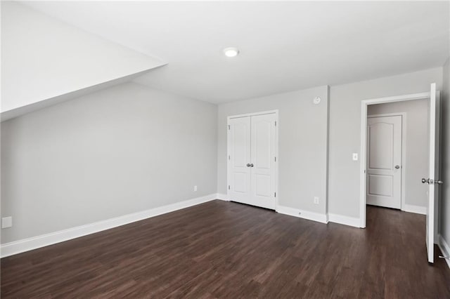 unfurnished bedroom featuring recessed lighting, a closet, baseboards, and dark wood-style flooring