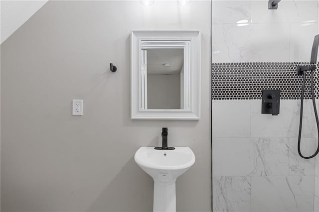 full bathroom featuring a tile shower