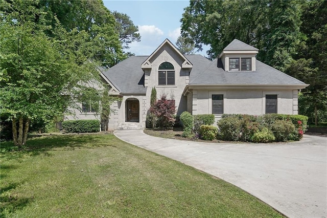 view of front of property featuring a front lawn and stucco siding