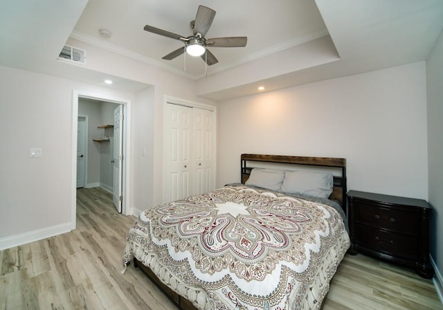 2521 Wood Creek Ct, Dacula, GA 30019 - bedroom featuring crown molding, light wood-type flooring, a closet, recessed lighting, and a ceiling fan