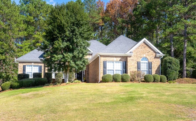 view of front facade featuring a front yard