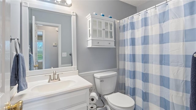 full bath featuring vanity, toilet, and a shower with curtain