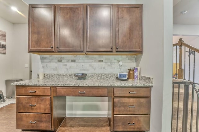 bar featuring tasteful backsplash