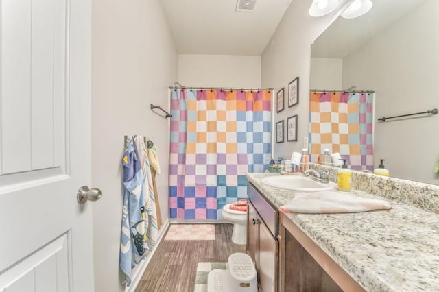 full bath featuring wood finished floors, toilet, vanity, and a shower with curtain