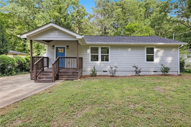 view of front facade featuring a porch and a front lawn