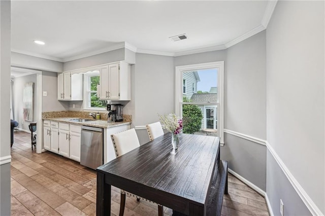 dining room featuring light wood-type flooring, ornamental molding, baseboards, and recessed lighting