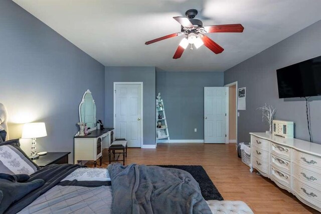 bedroom featuring light hardwood / wood-style floors and ceiling fan