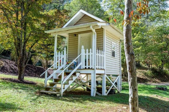 exterior space featuring a front yard