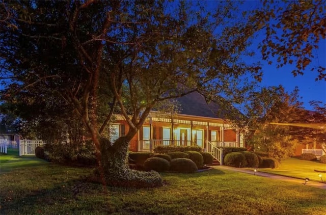 view of front facade featuring fence and a front yard