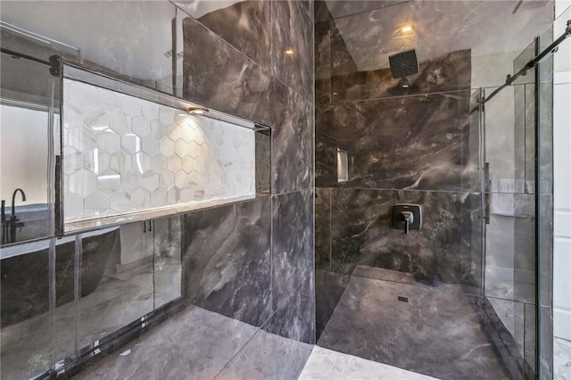 room details featuring a tile shower