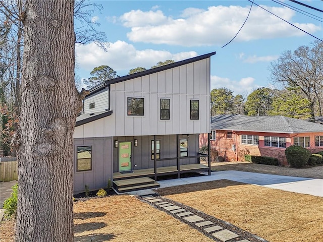 view of front of home featuring covered porch