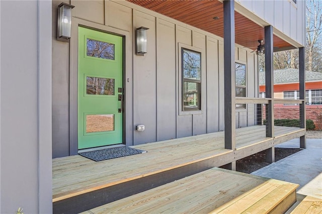 entrance to property featuring ceiling fan