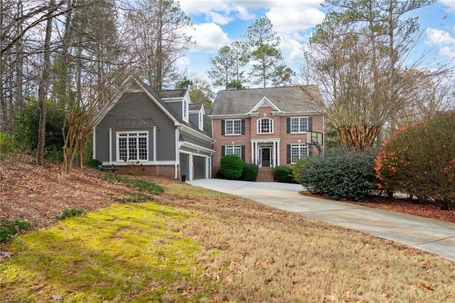 view of front of home featuring a front yard and a garage