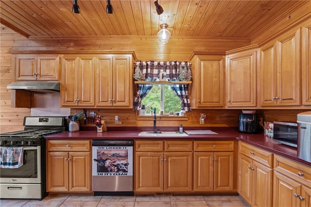 1182 Cedar Rd, Lincolnton, GA 30817 - kitchen with appliances with stainless steel finishes, under cabinet range hood, a sink, wooden ceiling, and dark countertops