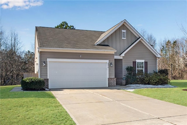 view of front of home featuring a front yard and a garage