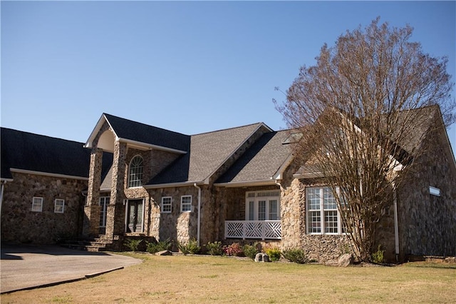 view of front of property featuring a front lawn