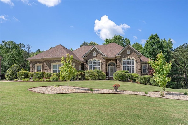 single story home with a front lawn