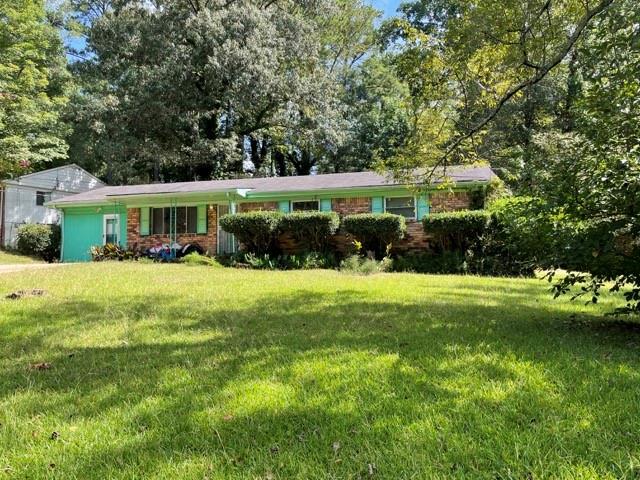 view of front of house featuring a front yard