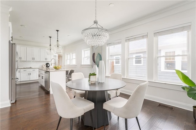 dining room featuring visible vents, baseboards, ornamental molding, an inviting chandelier, and dark wood-style flooring