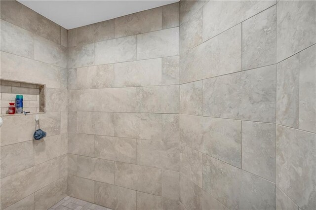 details featuring tiled shower