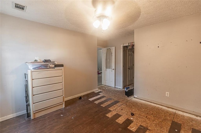 unfurnished bedroom featuring a textured ceiling