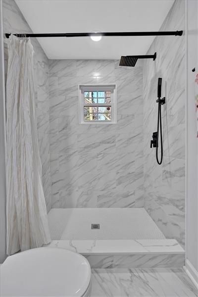 1766 Blossom Ln, Austell, GA 30168 - bathroom featuring a marble finish shower, toilet, and marble finish floor