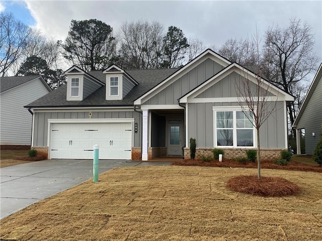 view of front facade featuring a garage and a front yard