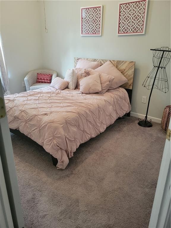 bedroom with carpet flooring