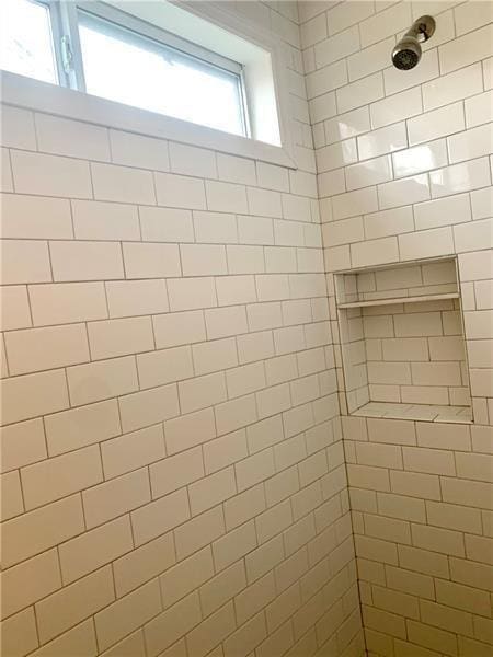 bathroom featuring tiled shower