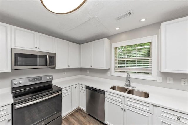 5514 E Stoneway Ct, Villa Rica, GA 30180 - kitchen with stainless steel appliances, a sink, white cabinetry, light countertops, and recessed lighting