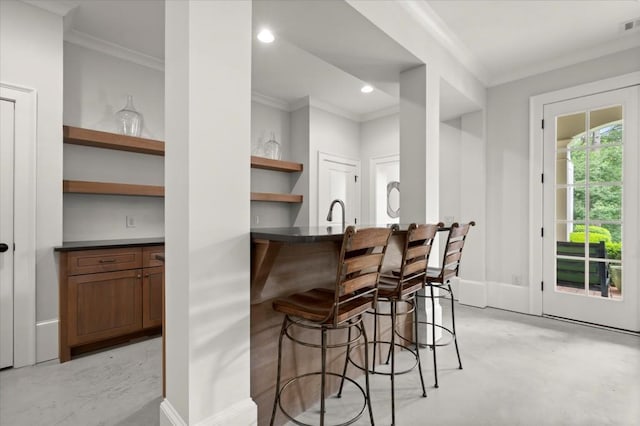 6440 Westchester Pl, Cumming, GA 30040 - indoor wet bar with crown molding, concrete floors, baseboards, and recessed lighting
