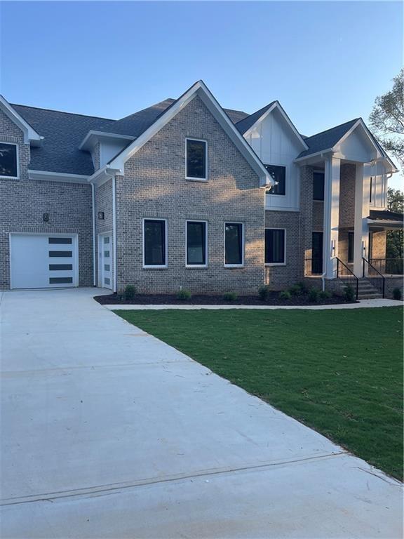 view of front of house featuring a garage and a front yard