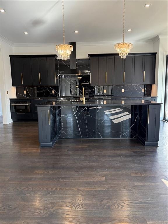 kitchen with an inviting chandelier, tasteful backsplash, decorative light fixtures, ornamental molding, and dark hardwood / wood-style floors