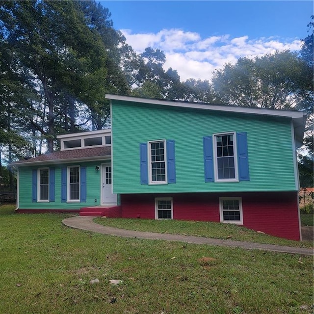 view of front of property with a front lawn