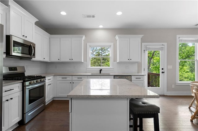 35 Bridgestone Way SE, Cartersville, GA 30120 - kitchen with appliances with stainless steel finishes, a sink, healthy amount of natural light, a kitchen island, and recessed lighting